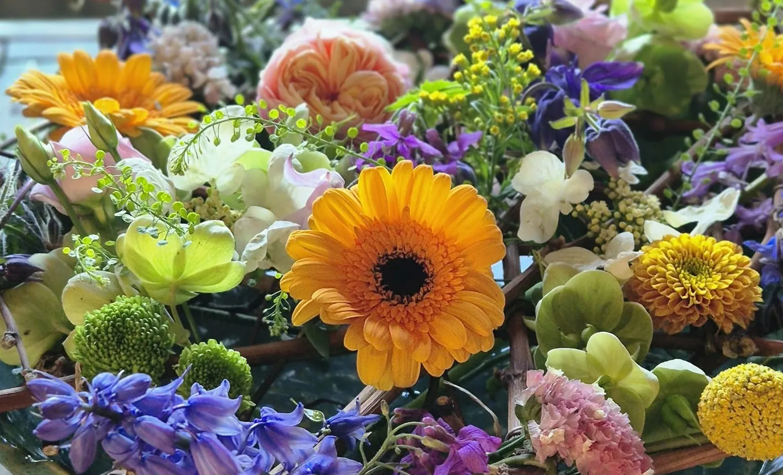 Vol boeket met seizoensbloemen, gemaakt bij Guirlande Bellem
